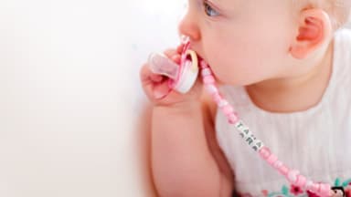 Baby mit seiner selbstgemachten Schnullerkette