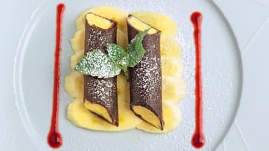 Schokocrepes-Cannelloni mit Mangomousse