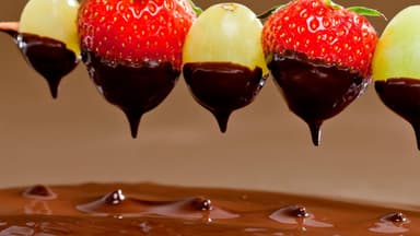 Erdbeeren und Weintrauben mit flüssiger Schokolade