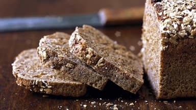 Schwarzbrot, geschnitten