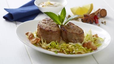 Schweinefilet in Gewürzjoghurt an Weißkraut-Cashewkernsalat richtig braten