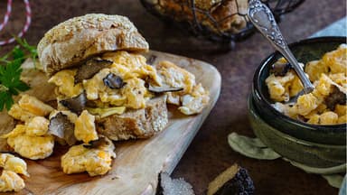 Sesambrötchen mit Trüffelrührei