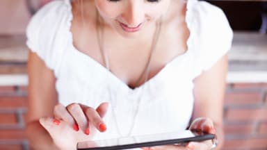 Frau sucht Brautkleid im Internet