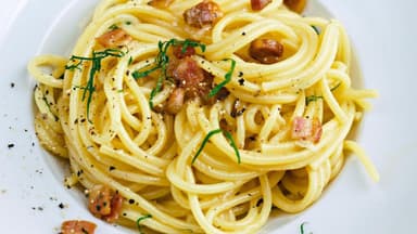 Spaghetti alla Carbonara mit Pancetta und Pecorino - Das Rezept der Sterneköchin Cornelia Poletto finden Sie bei uns