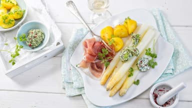 Spargel mit rosa Pfeffer und Kerbelbutter