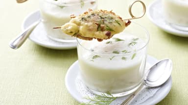 Spargelcremesuppe mit Perlhuhn-Erdnussspieß