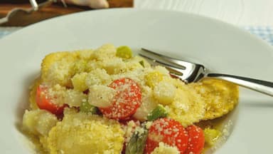 Ravioli mit Spargel, Tomaten und Parmesan