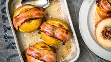 Bratäpfel, umhüllt und gefüllt mit Speck