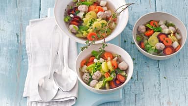 Spitzkohl-Minestrone mit dreierlei Möhren, Klößchen und Gremolata