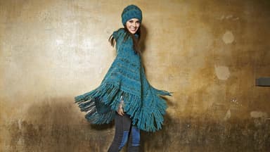 Kostenlose Lana Grossa Strickanleitung für petrolfarbene Fransen-Poncho zum downloaden