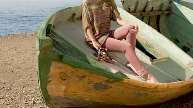 Frau am Strand mit sommerlichem Kimonopulli mit Allegro-Print