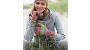 Strickmütze und Handschuhe in Regenbogenfarben
