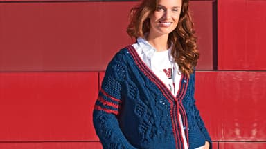 Strickjacke mit Zopf-Lochmuster