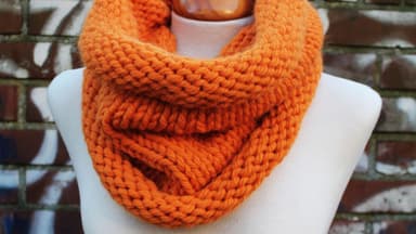 Strickanleitungn orangefarbener Loop-Schal - Diese Anleitung zeigt Ihnen, wie Sie aus dicker Merino-Alpakawolle einen kuscheligen Loop-schal stricken
