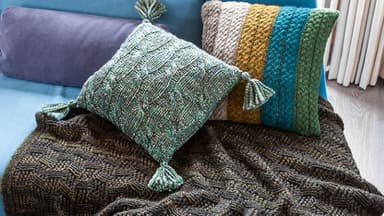 Strickanleitungen: Kissenhüllen und Wohndecke
