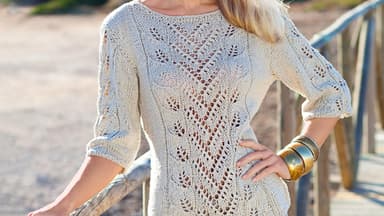 Gratis Strickanleitung für einen Pullover mit Blumenmuster. 