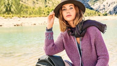 Strickjacke im Brombeerton