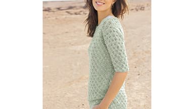 Junge Frau trägt gestrickten Sommerpulli
