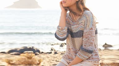 Sommerlicher Strickpullover im Muster- und Materialmix