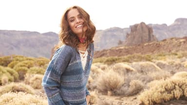 Blauer Strickpullover mit V-Ausschnitt