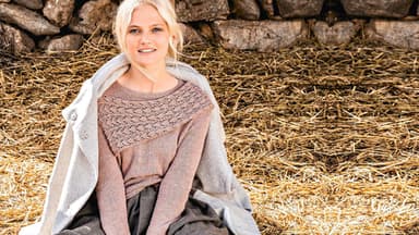 Strickpullover mit angenähtem Schal