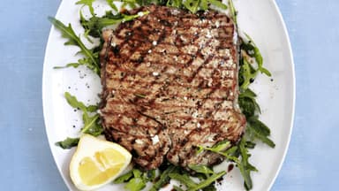 Tagliata vom Rind auf Rucola- das Rezept der Sterneköchin Cornelia Poletto finden Sie bei uns