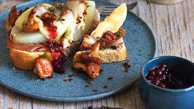 Toast mit Birnen, Pfifferlingen, Schinken und Käse überbacken