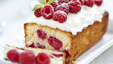 Leckerer Himbeerkuchen - Dekoriert mit frischen Himbeeren und eine frischen Creme