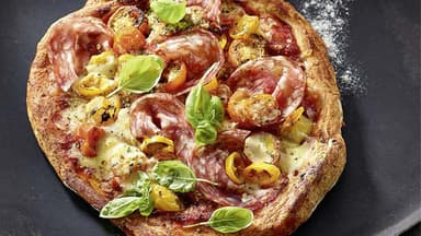 Tomate-Salami-Pizza