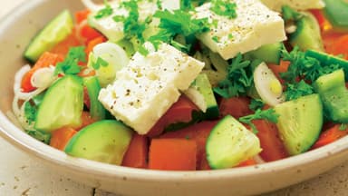 Tomaten-Gurken-Salat mit Feta und Gemüse, frisch aus dem Garten - Ein toller Salat für den Sommer