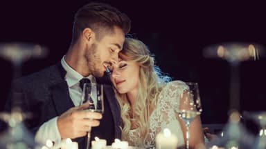 Glückliches Brautpaar: Micro-Wedding: Argumente für eine kleine Feier