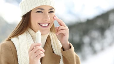 Frau im Winter - trockene Gesichtshaut
