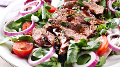 Leckerer griechischer Salat mit Fleisch und Feta