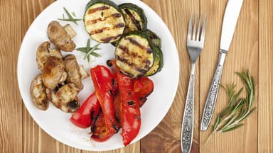Gemüse grillen - Entdecken Sie tolle Alternativen für den Grillrost wie Käse, Tofu oder Gemüse