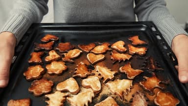 Blech mit verbrannten Plätzchen