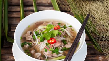 Heiße Pho Suppe mit Rindfleisch 