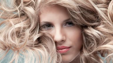 Blonde Frau mit voluminösem Haar - Mit Volumenpuder zu voluminösem Haar ganz einfach 