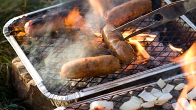 Würstchen auf dem Einweggrill