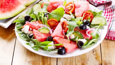 Wassermelone mit Oliven, Feta und Tomaten