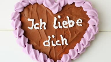 Ein selbstgemachtes Lebkuchenherz eignet sich besonders gut als Geschenk für den Valentinstag
