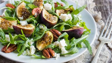 Würziger Salat garniert mit Feigen