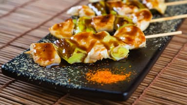 angerichtete Yakitori Fleischspieße