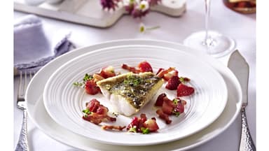 Zanderfilet mit sautierten Erdbeeren -Hier finden Sie das Rezept 