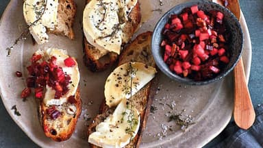 Ziegenkäserolle mit Rote-Bete-Apfel-Tatar auf Nussbrot mit Honig und Thynian