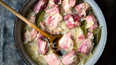 Sächsisches Zwiebelfleisch mit Speck und Gemüse