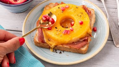 Toast Hawaii mit frischer Ananas und Granatapfelkernen 