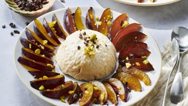 Pflaumen-Carpaccio mit Cremelikör-Parfait