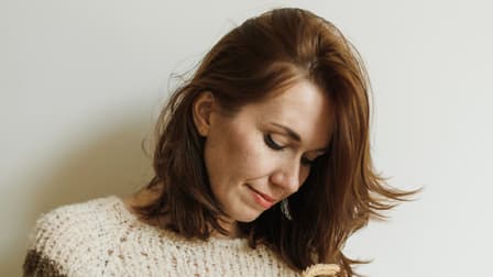 Model in selbst gestricktem Pullover mit Streifen