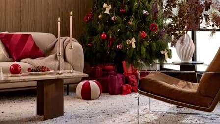 Ein weihnachtlich geschmücktes Wohnzimmer