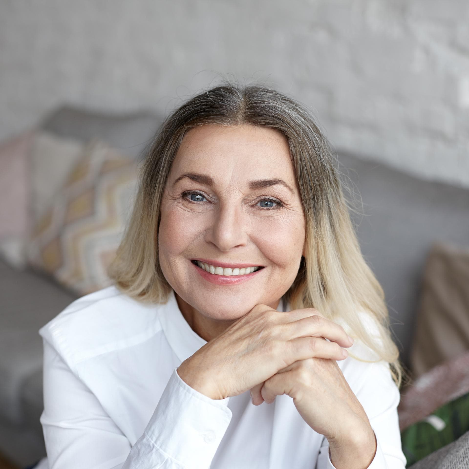 Ältere Frau mit Balayage